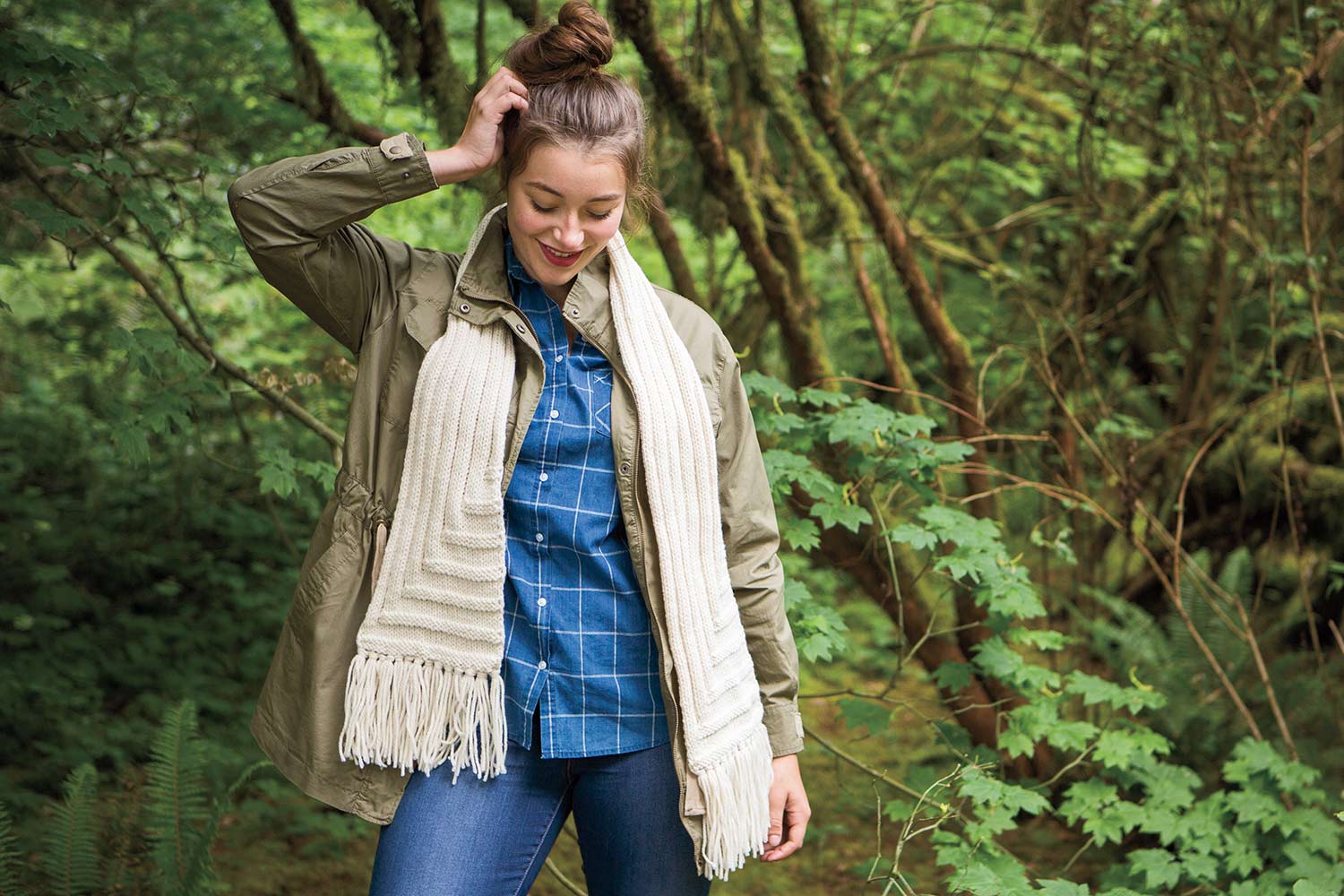 Scarf with geometric lines created with ribs and welts, plus an optional fringe.